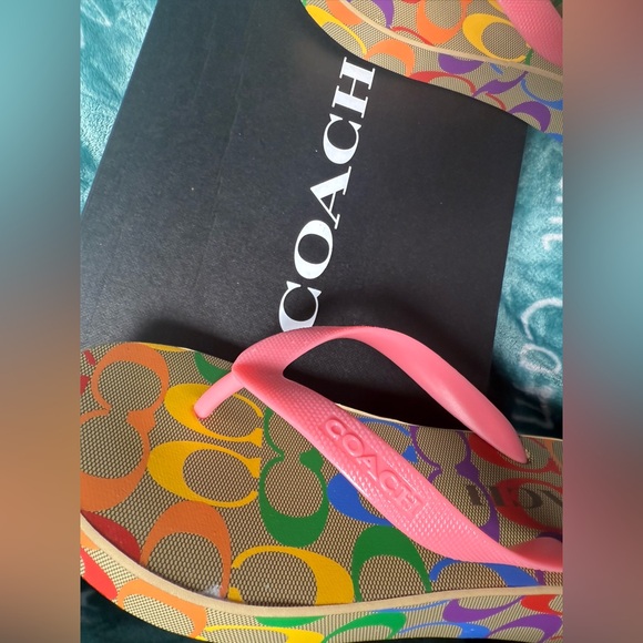 *BRAND NEW* COACH LYNN Flip Flop Signature Collection Sandals - Picture 3 of 10